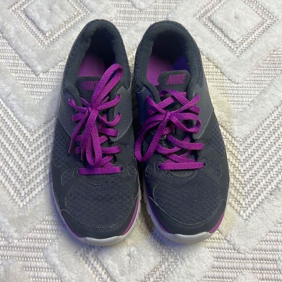 NIKE Tennis Shoes - Picture 1 of 9